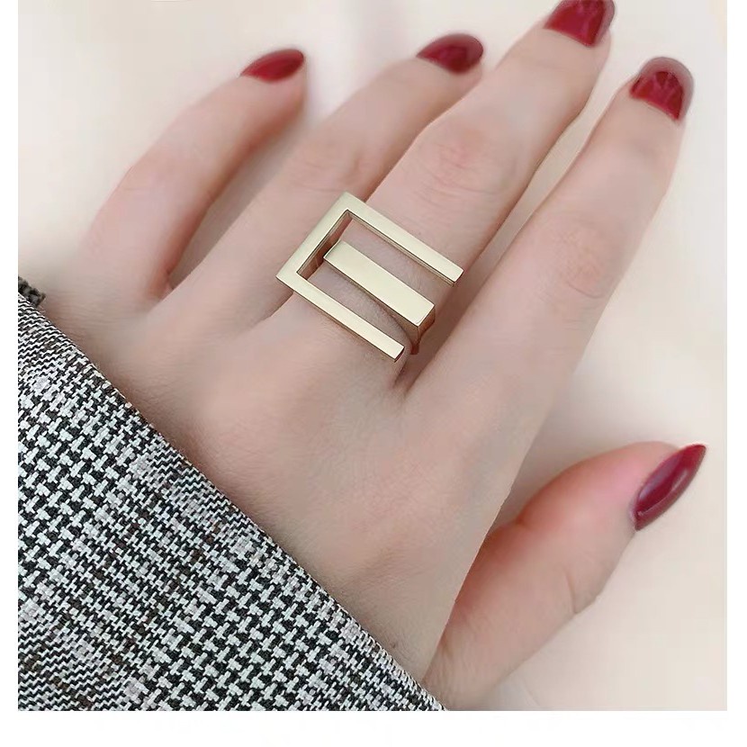 Cincin Model Terbuka Bentuk E Bahan metal matte Gaya Eropa Amerika retro Untuk Wanita