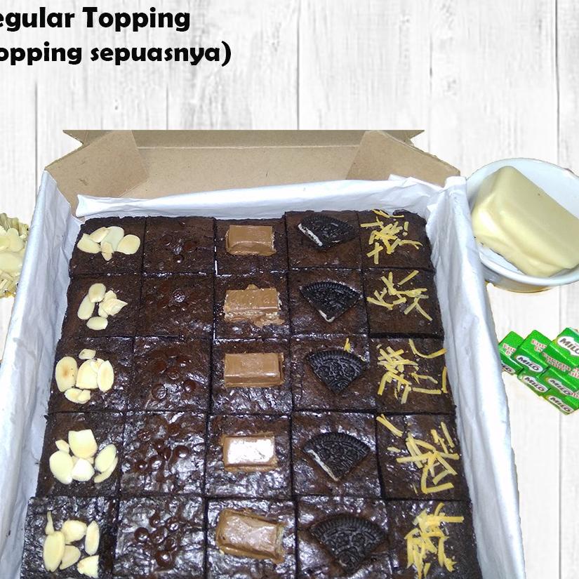 

➣ Fudgy Brownies Panggang Sekat ( free request notes ) / Size 20x20 cm / 25 Slices ✽