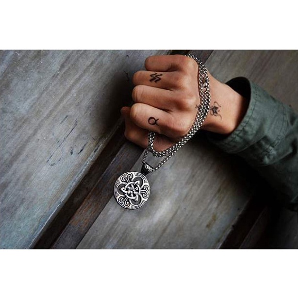 Kalung Rantai Dengan Liontin Bulat Motif Simpul Tali Untuk Wanita | Kalung Bahan Stainless Steel | Kalung Rantai Klavikula Untuk Pria Dan Wanita