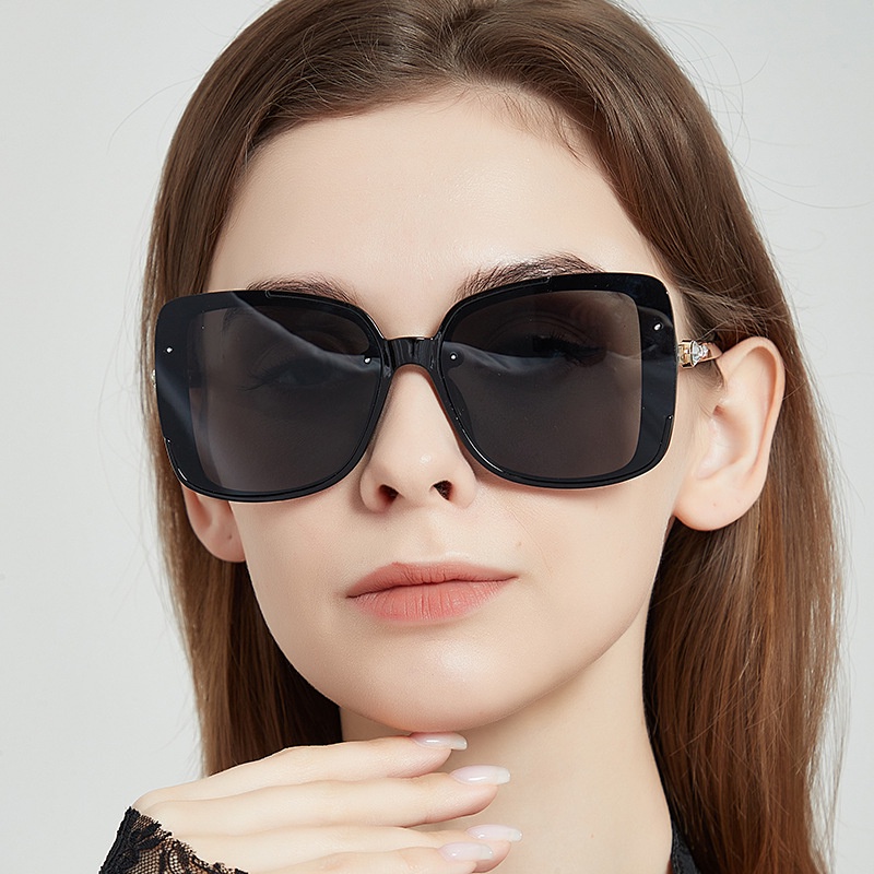 (YUZHU) Oversized Square Frame Diamond Temple Sunglasses Women Western Fashion Metal Temple Sunglasses