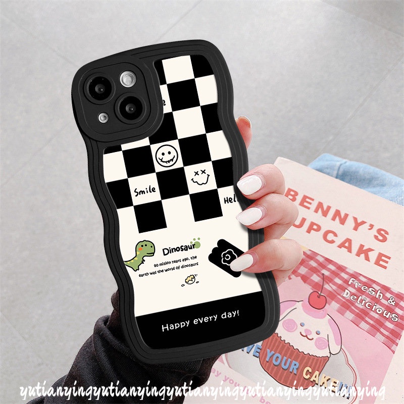 IPHONE Casing Dinosaurus Lucu Kompatibel Untuk Iphone11Xr 7plus 14 13 12 Pro Max 6 6s 8 7 Plus X XS Max SE 2020 14 Plus Tepi Bergelombang Kartun Smiley Chessboard Soft TPU Case