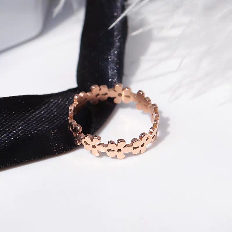 Cincin Desain Bunga Hollow Bahan Titanium Steel | Cincin Lapis Rose Gold 18K Untuk Wanita | Anting Tusuk Hypoallergenic Bahan Stainless Steel Untuk Wanita Je