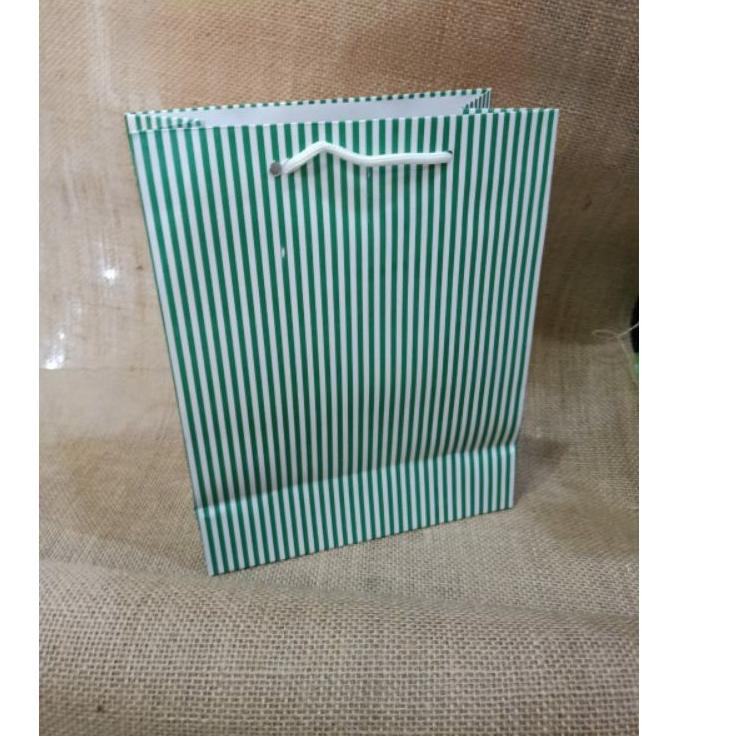 

Penjualan Hemat paper bag garis salur hitam putih isi 12pcs terlaris dan termurah