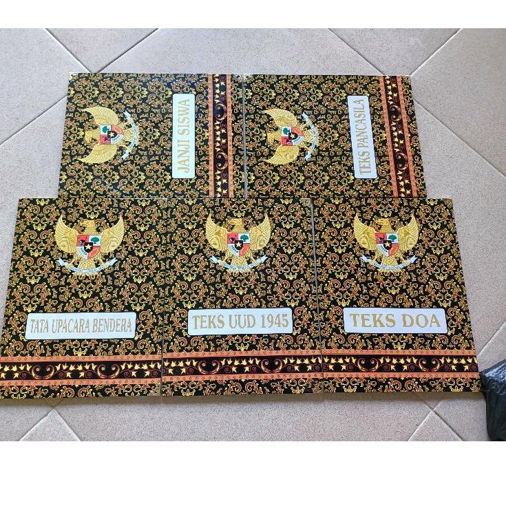 

Harga Terbatas Map Slempang Petugas Upacara Batik Murah. 1 set isi 5 map 10 slempang lengkap
