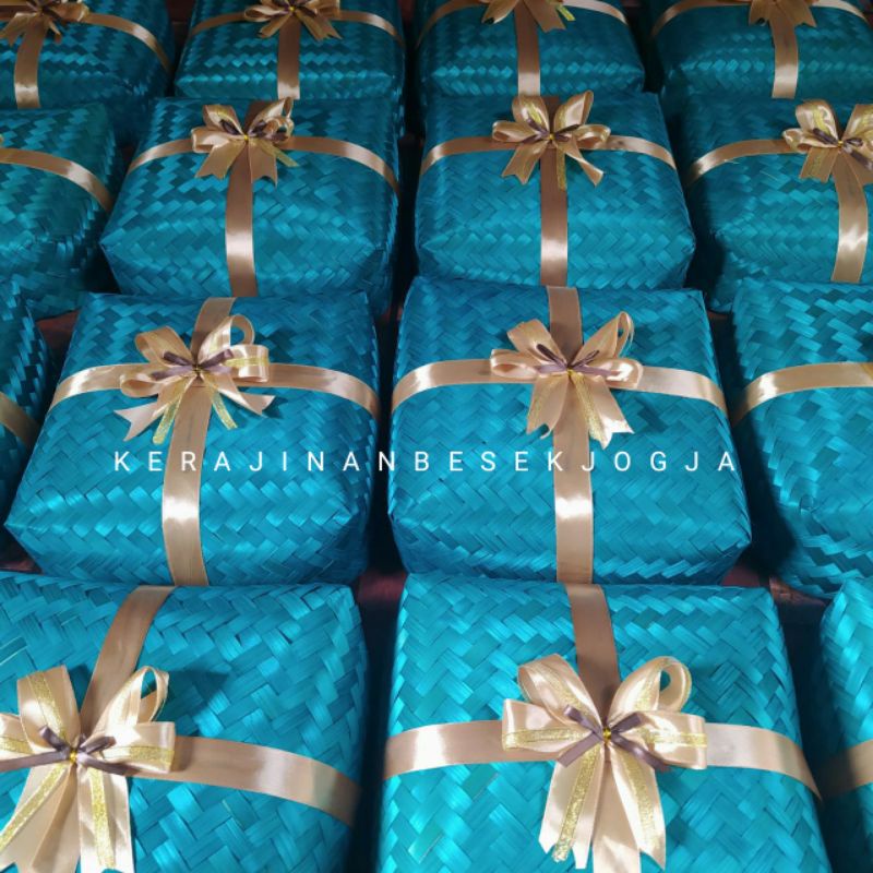 

SEPASANG BESEK WARNA PITA 25X25CM besek warna besek pita besek kotak besek bambu