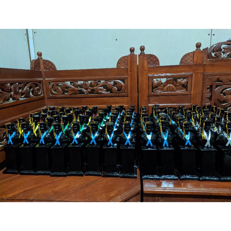 Piala/Cinderamata Wisuda
