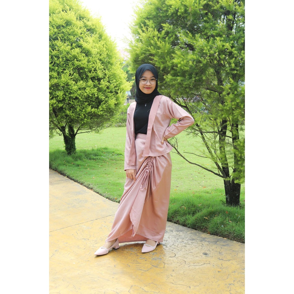 Amora OneSet Wanita Setelan Rok + Outer Serut Bahan Satin Baju Set Kondangan Bridesmaid Kekinian Fashion Muslim Remaja Dewasa Atasan Dan Bawahan Rok Elegan Modern Simple Terbaru 2023 Oneset 2in1