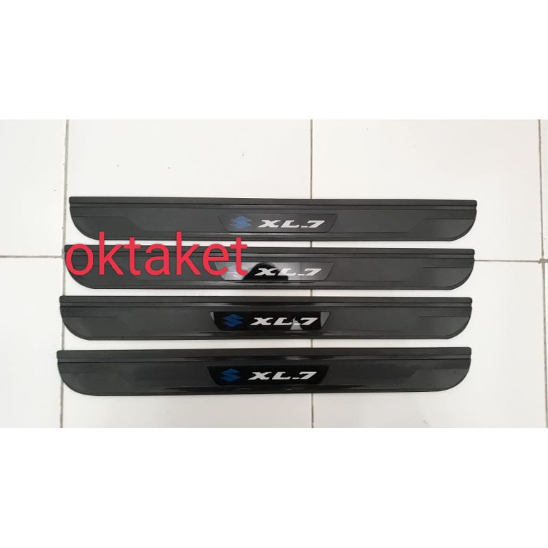 sillplate samping XL7 2020 2023 hitam