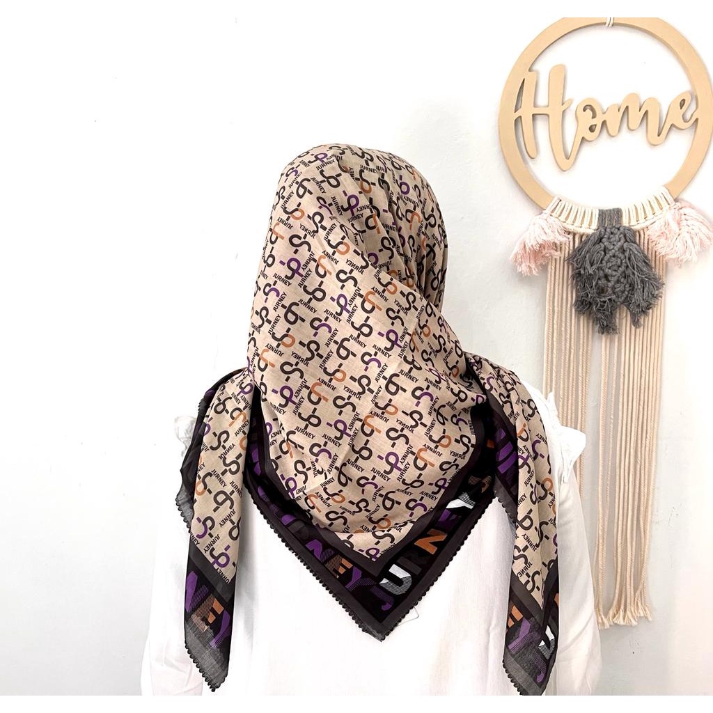 HIJAB SEGIEMPAT VOAL MOTIF JURNEY CREAM