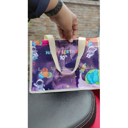 

Tas Ultah Mika Resleting Ukuran 20*25*14