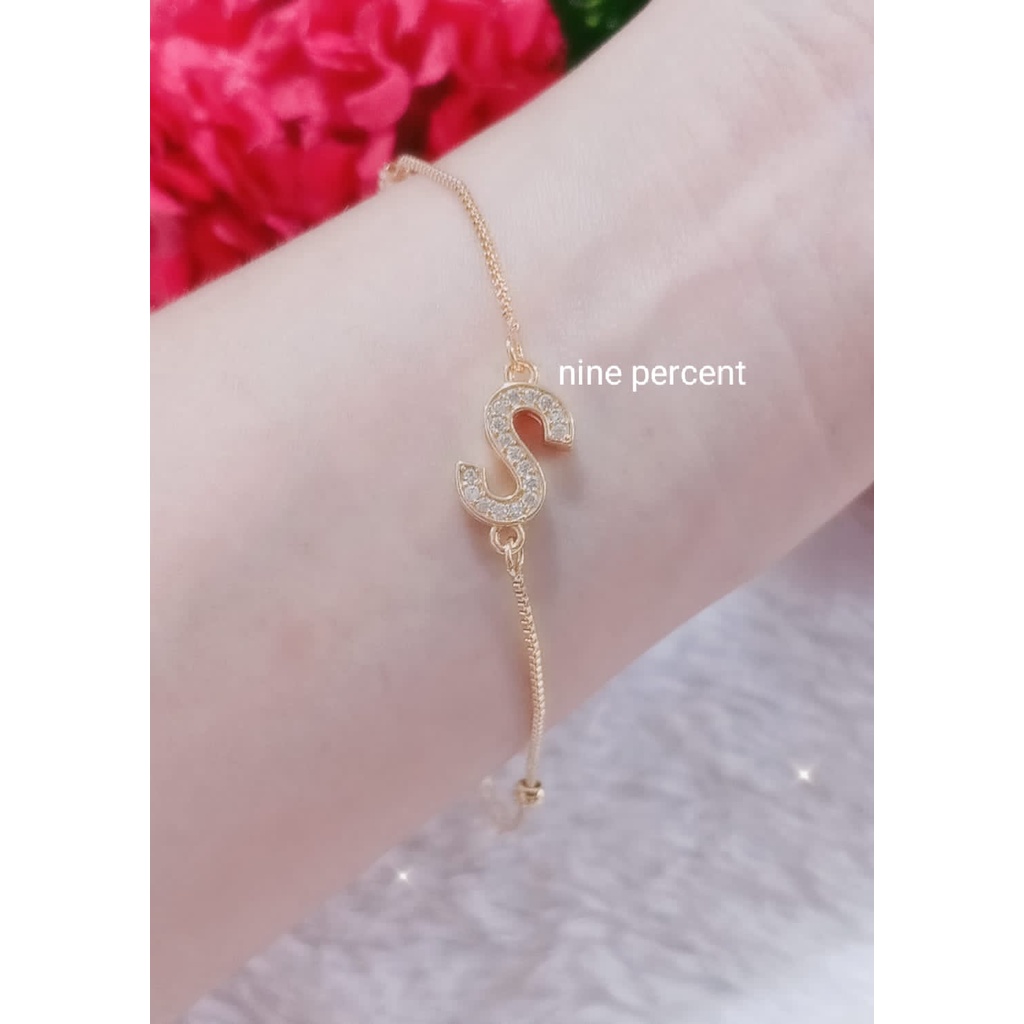 GELANG TANGAN HURUF ABJAD INISIAL MUTIARA GOLD PERHIASAN WANITA TREND ARTIS 01