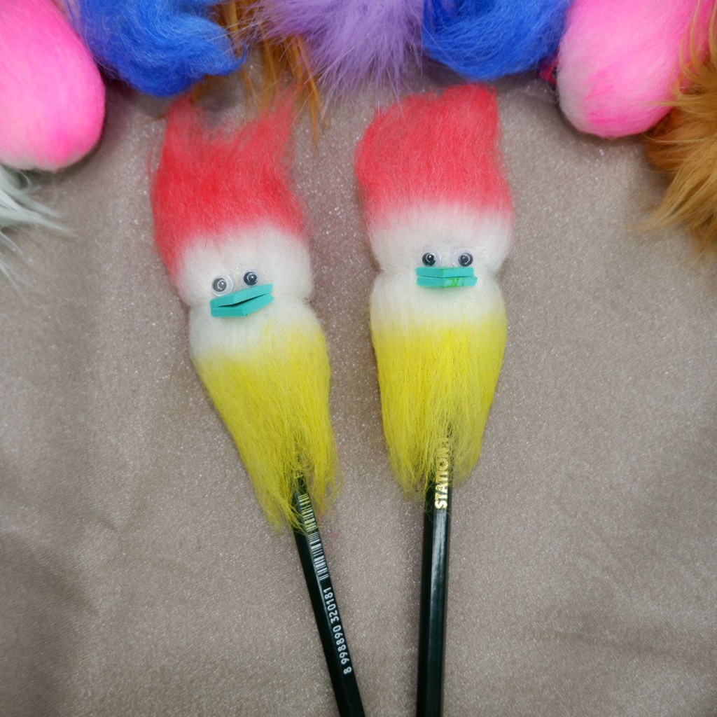 

Pensil unik jambul warna merah, pensil karakter boneka lucu, pensil boneka bulu, alat tulis sekolah anak tk/sd