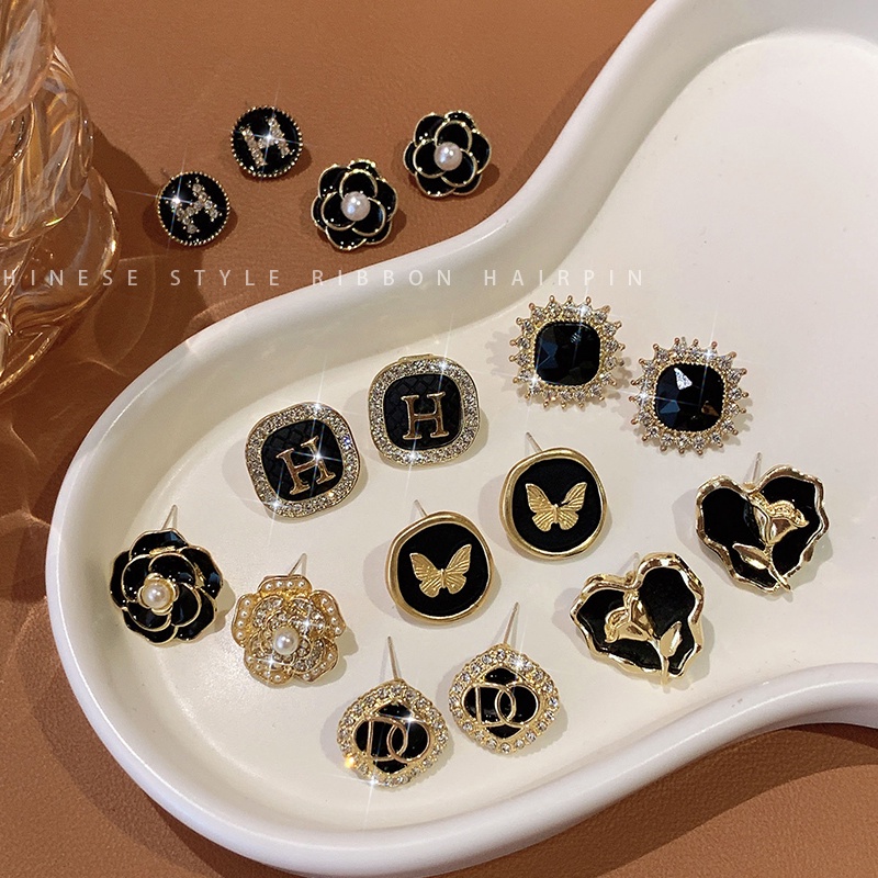 Anting Tusuk Mutiara Hitam Retro Mewah Butterfly Metal Stud Earrings2023Aksesoris Fashion Baru Untuk Wanita