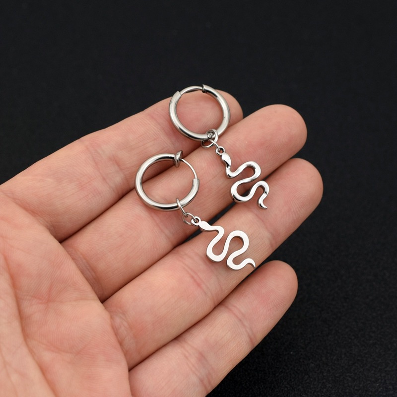 T Anting Ular Baja Titanium Pria Wanita Hip-Hop Gaya Punk Unisex Anting Berbentuk Ular Minimalis Nasional Trendi Telinga Klip