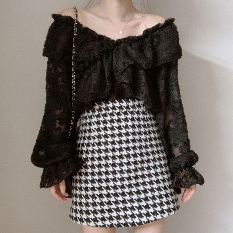 Red Korea Chic Musim Semi Rasa Desain Niche Daun Teratai Tepi Satu Bahu V-Leher Lengan Terompet Lengan Panjang Kemeja Wanita