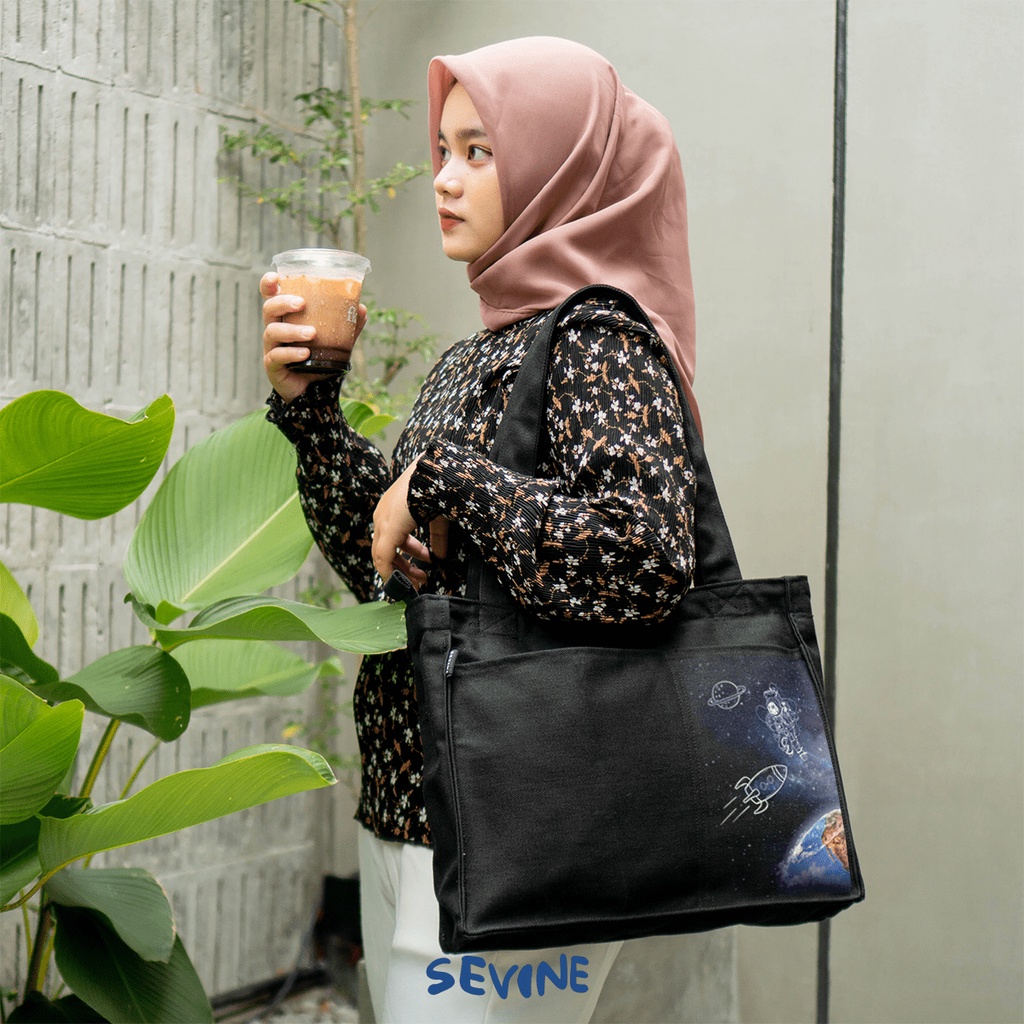 Sevine Totebag Kanvas Rebecca Tas Wanita Tote Bag Kuliah Sekolah Sekat Resleting Laptop Hitam Elegan Aesthetic - BA