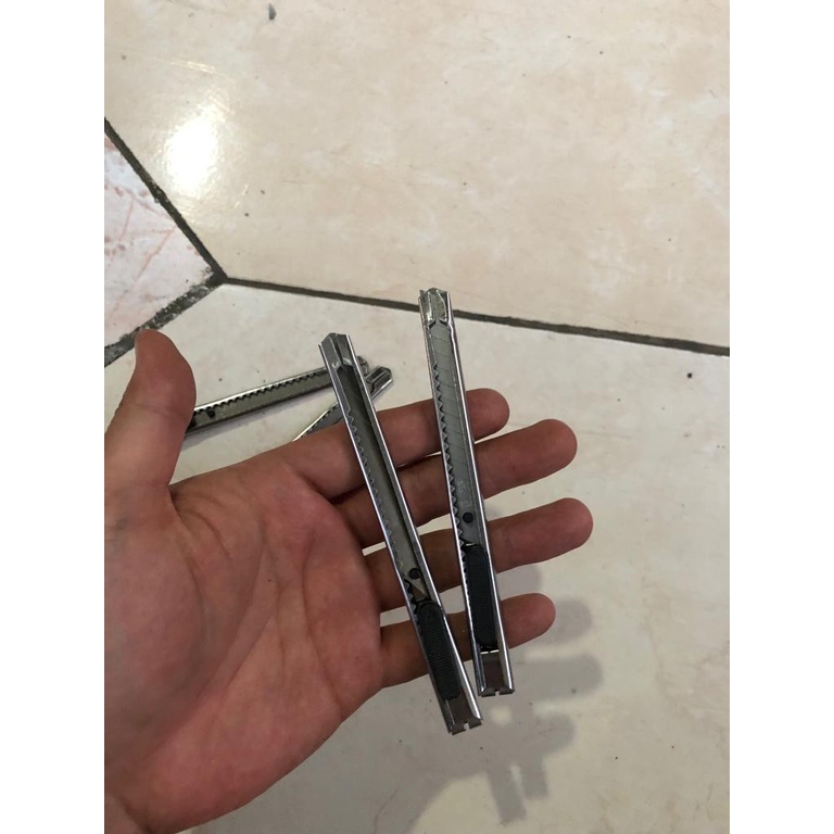 

Pisau Cutter Besi Mini 12.5 cm / Cutter Stainless Lancip dan Datar