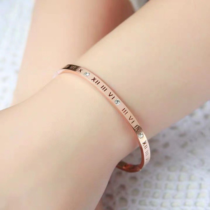 Gelang Titanium Steel Lapis Rose Gold 18k Desain Huruf Angka Romawi Hollow Gaya Korea Untuk Wanita