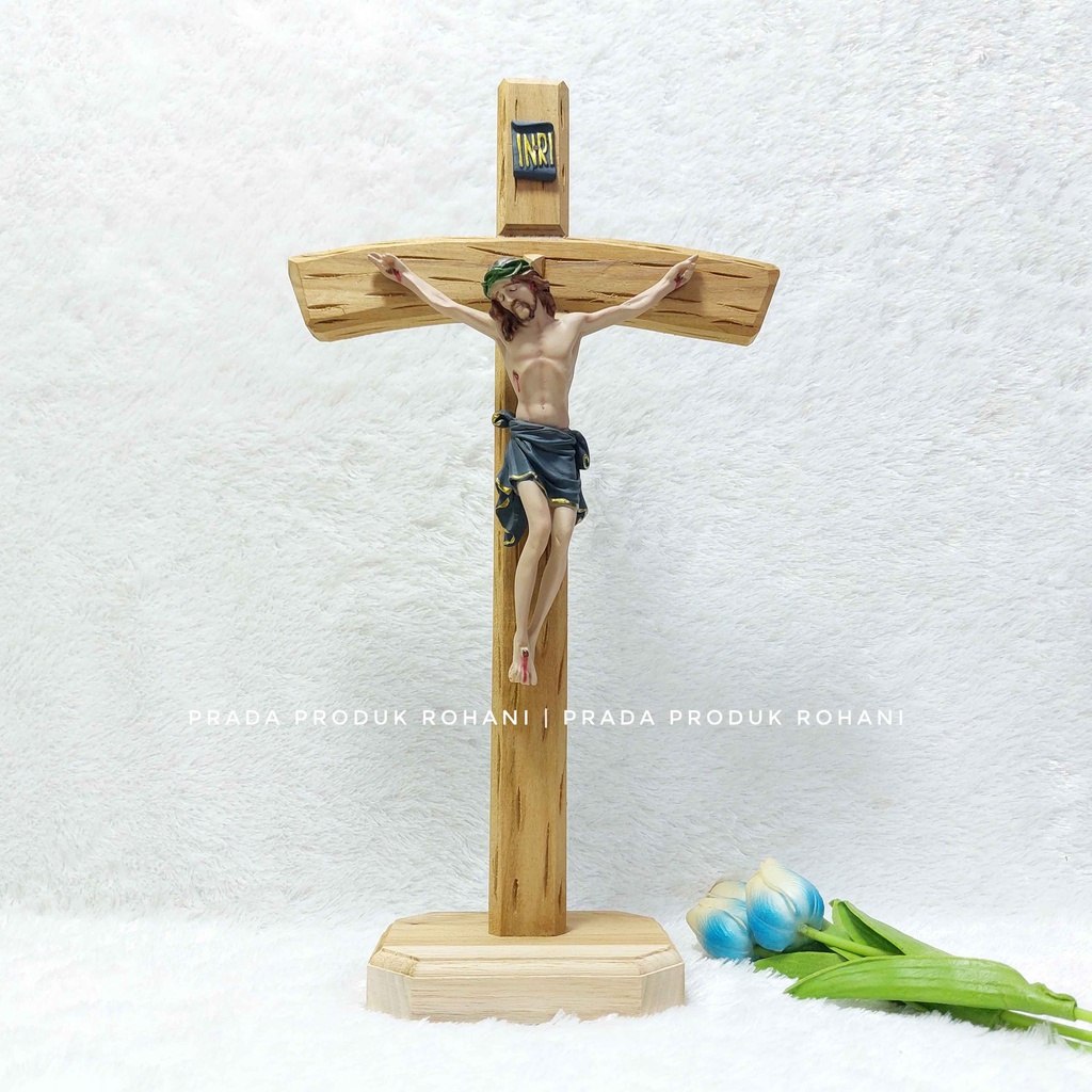 Salib duduk Yesus - Salib Kayu Natural 42cm
