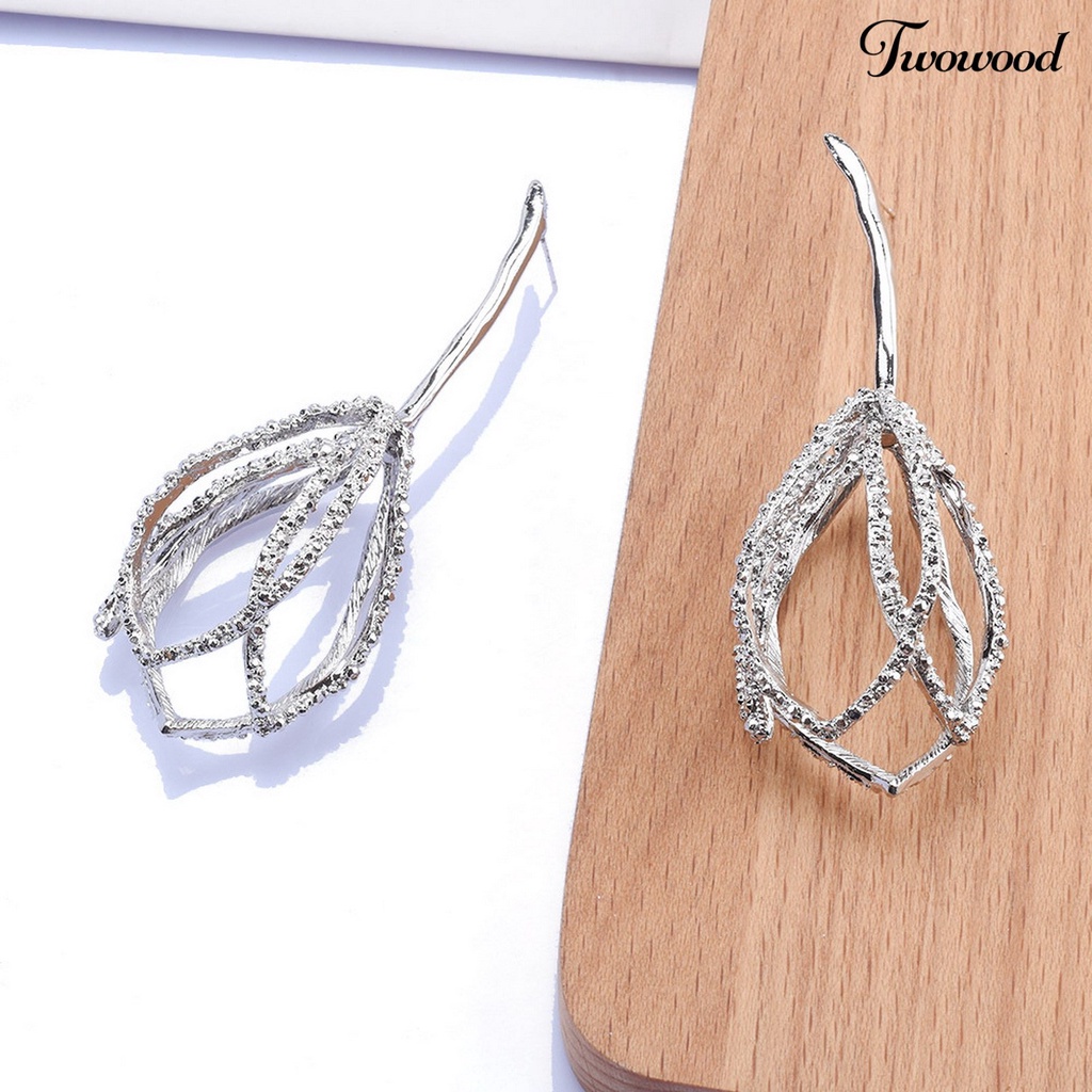 Twowood 1pasang Anting Menjuntai Vintage Berongga Mengkilap Berlebihan Temperamen Berdandan Logam Wanita Pesona Bentuk Bunga Drop Earrings Perhiasan Retro