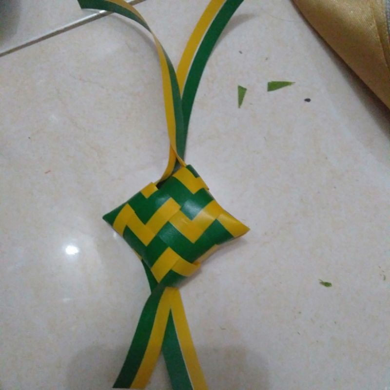 

ketupat sedang ukuran 3,5x3,5cm
