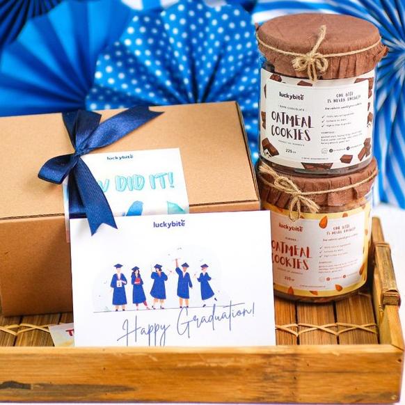 

☏ Graduation Hampers / Hampers Wisuda - Oatmeal Cookies 2 Jar + FREE Greeting Card + Pita ➢