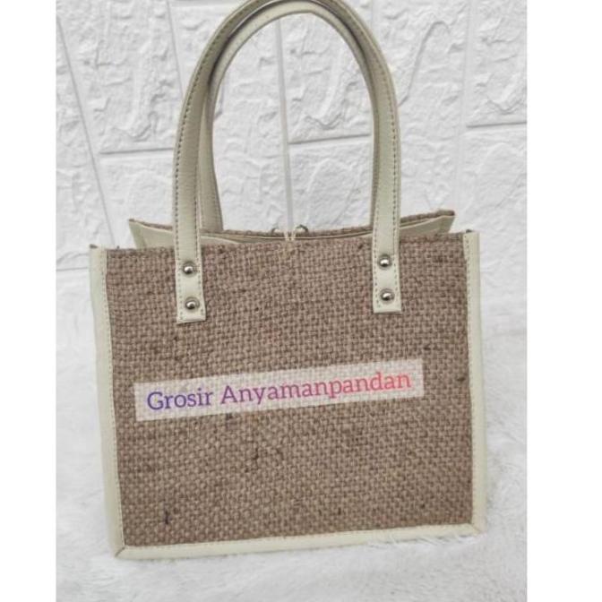 

TRENDING TAS PARCEL MIKA GONI / TAS PANDAN ANYAMAN TAS MENDONG HR646541T