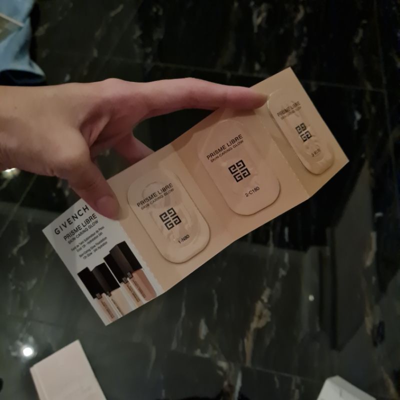Givenchy Skin Caring Glow Foundation 12H Glow Prisme Libre Fondation Sample Not Preloved