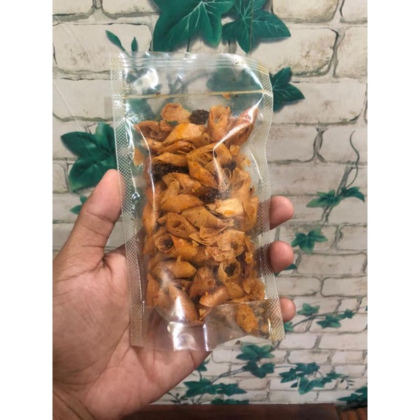 

Keripik pedas daun jeruk kulit lumpia 100gr ENAK MAKNYOSS