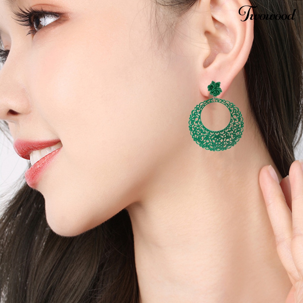 Twowood 1pasang Anting Pejantan Gaya China Retro Tekstur Temperamen Etnik Liontin Bulat Hias Hadiah Wanita Pesona Melubangi Bunga Drop Earrings Perhiasan Trendi