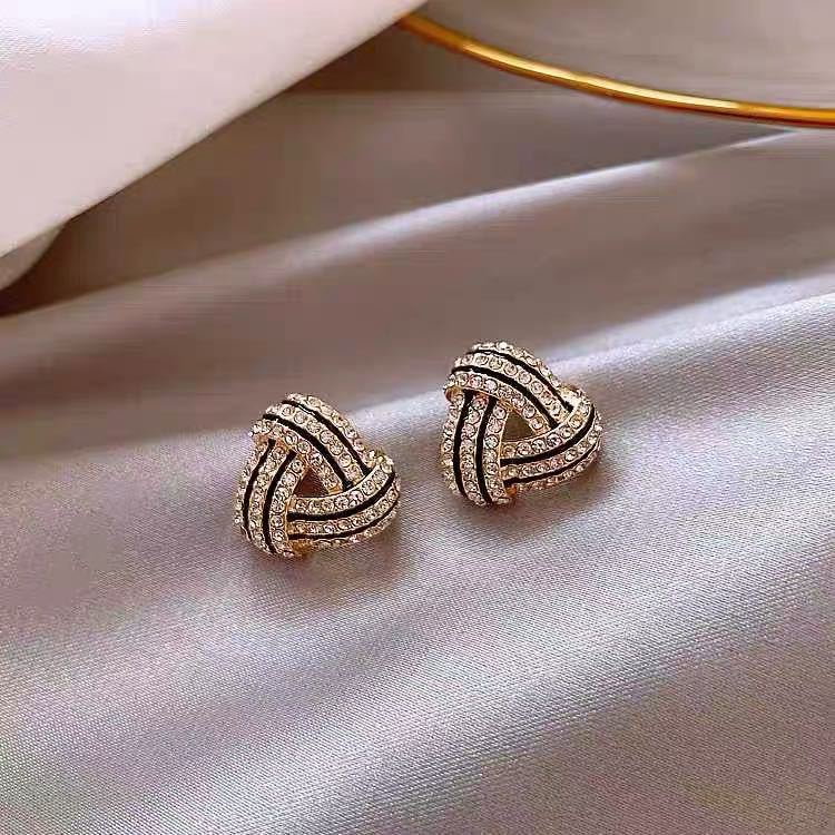 S925 Jarum Perak Gaya Baru Korea Segitiga Berlian Anting Temperamen Hitam Gaya Keren Anting-Anting Geometris Anting-Anting Wanita