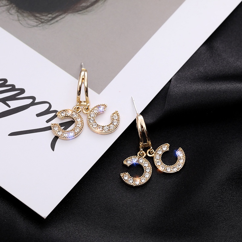 Anting Berlian Huruf C Ganda Korea Dari Wanita