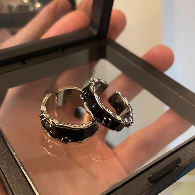 Cahaya Mewah Berlian Imitasi Hitam Pasangan Melawan niche Desain Rasa Cincin Wanita Kepribadian senior sense titanium steel ring Pria