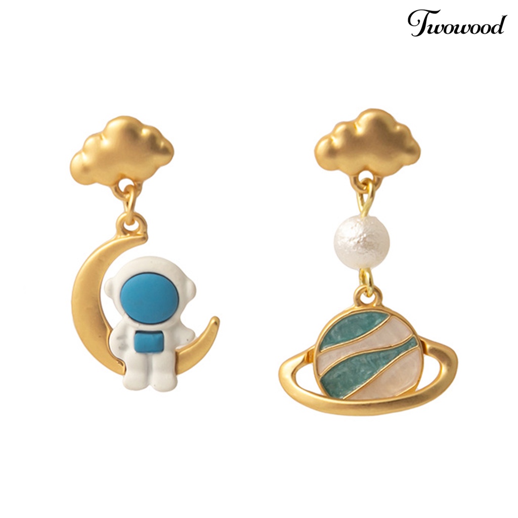 Twowood 1pasang Anting Pejantan Kartun Tiga Dimensi Asimetris Geometris Electroplating Hias Perhiasan Hadiah Wanita Lucu 3D Astronot Planet Moon Pendant Earrings