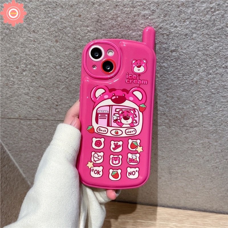 IPHONE Kartun Strawberry Bear Manyo Case Kompatibel Untuk Iphone11 13 14 12 Pro MAX 7Plus 8Plus 78 Plus XR X XS MAX SE 2020 Kepribadian Retro Bentuk Ponsel Seluler Lembut Glossy Phone Cover