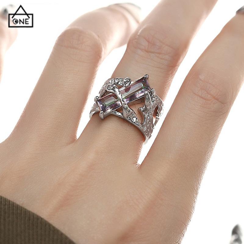 COD❤️Cincin Retro Desain Geometris Merah Kepribadian Wanita Cincin Logam Tekstur Berongga Punk-A.one