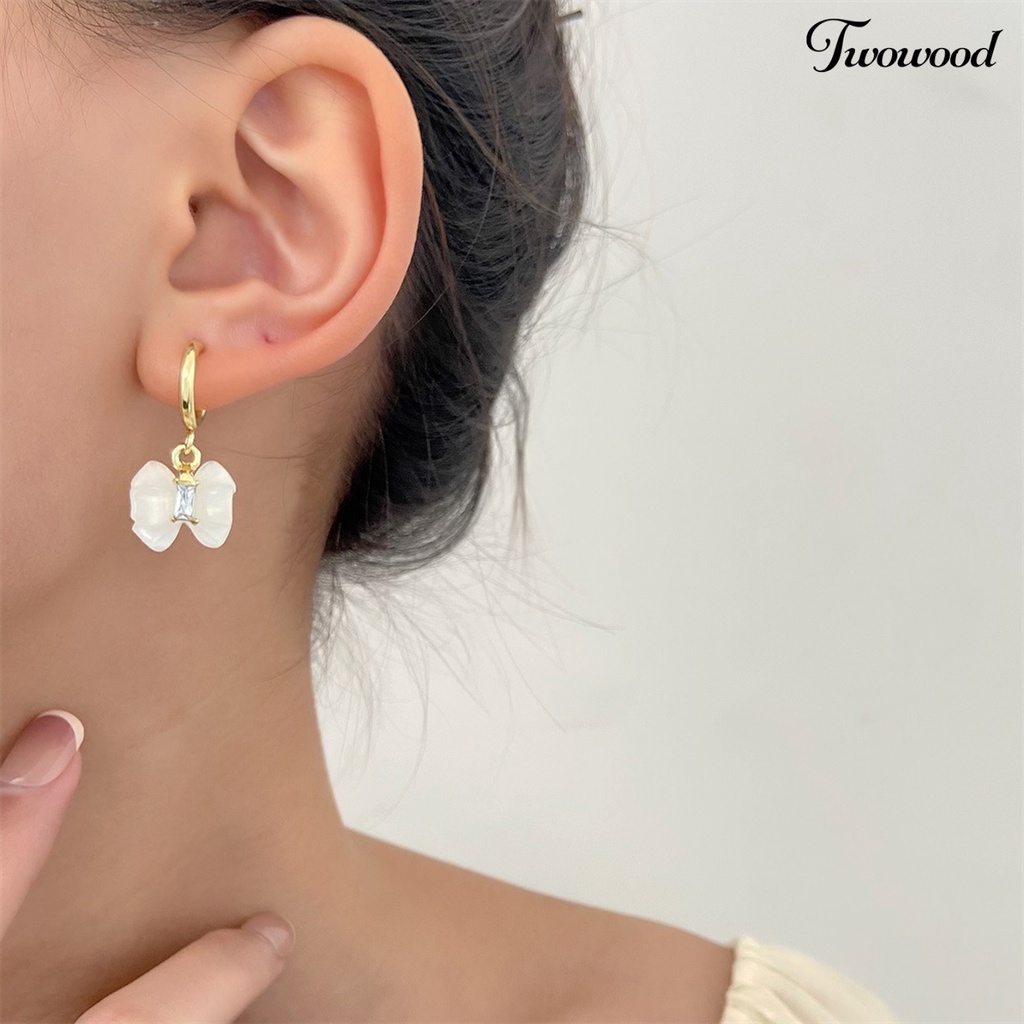 Twowood 1pasang Wanita Huggie Anting Busur-Simpul Bentuk Warna Kontras Berlian Imitasi Transparan Halus Tepi Telinga Dekorasi Ada Peradangan High-end Pernikahan Pengantin Drop Earrings