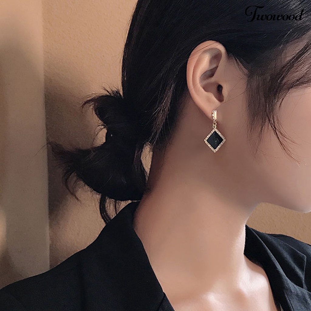 Twowood 1pasang Anting Pejantan Bersinar Perak-Jarum Geometris Menjuntai Electroplating Temperate Dekorasi Eye-catching Hitam Bulat Berlian Imitasi Anting-Anting Aksesoris Pakaian