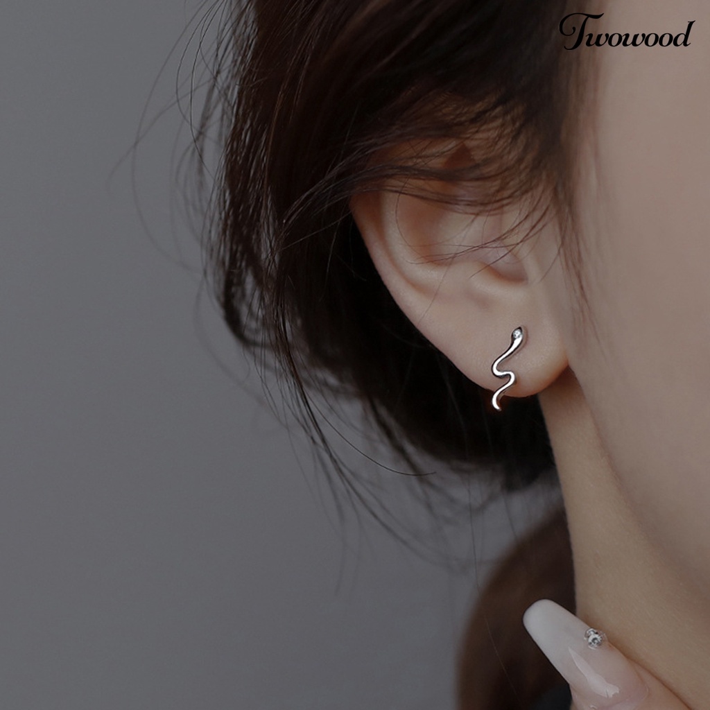 Twowood 1pasang Ear Studs Temperamen Minimalis Mengkilap Cubic Zirconia Hias Geometris Berdandan Hadiah Wanita Ular Stud Anting Tulang Rawan Tindik Perhiasan Aksesori Fashion