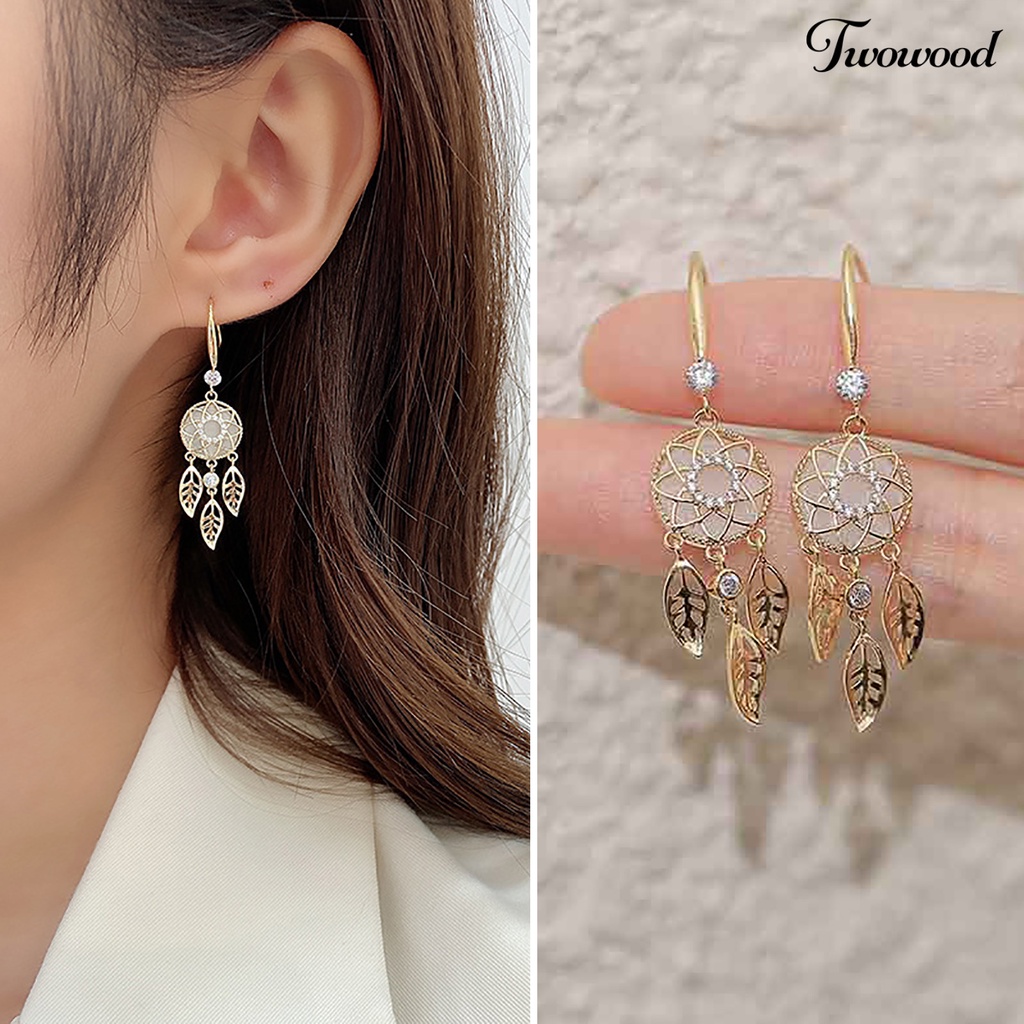 Twowood 1pasang Liontin Anting Geometris Berongga Keluar Glitter Dreamcatcher Bentuk Temperamen Daun Rumbai Berlian Imitasi Anting Perhiasan Aksesori