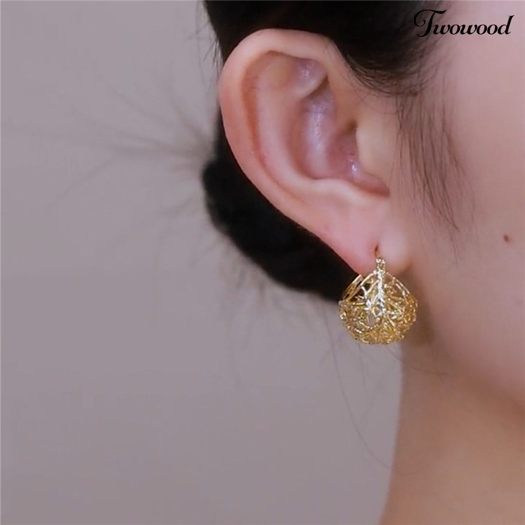 Twowood 1pasang Anting Wanita Bentuk Kreatif Tidak Iritasi Desain Berongga Keluar Anti-Oksidasi Mempesona Efek Visual Dekoratif Logam Lady Wedding Earrings