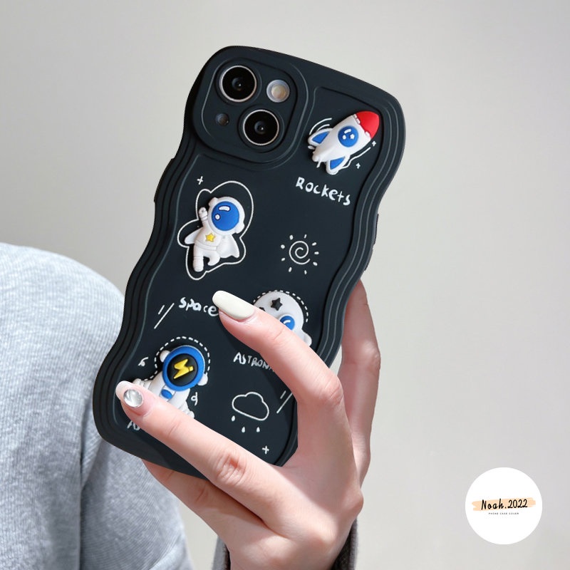 IPHONE Casing Kartun Tepi Bergelombang Kompatibel Untuk Iphone14Plus11 Pro Max7 6s 8 6 Plus 11 13 12 14 Pro Max XR X XS Max SE 2020 Boneka 3D Lucu Astronot Space Soft Tpu Phone Cover