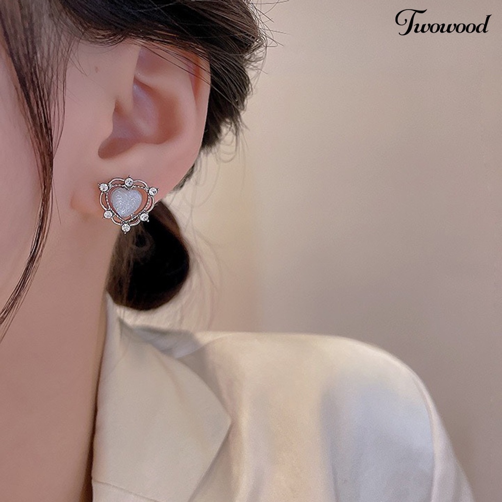 Twowood 1pasang Ear Studs Mini Retro Hollow Gaya Sederhana Fashion Perhiasan Berlian Imitasi Mengkilap Cinta Hati Kristal Imitasi Wanita Anting Untuk Pacaran