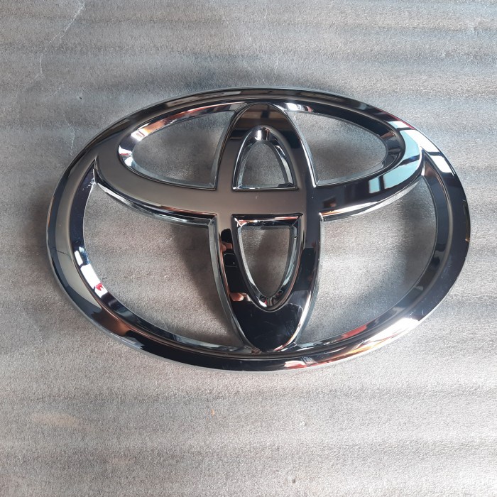 emblem logo gril toyota innova reborn