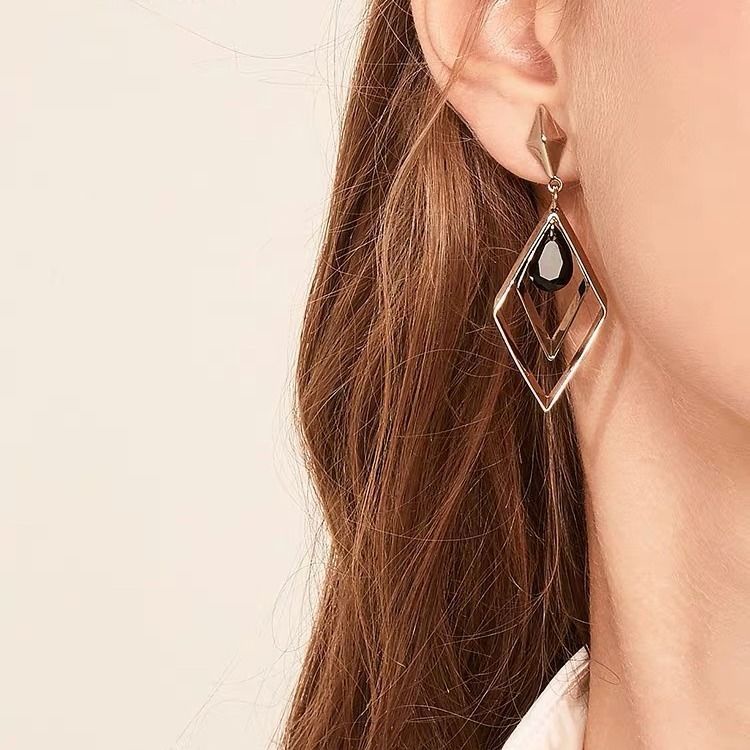 Anting Tiga Dimensi Geometris Tahun Baru Anting Trendi Perempuan Musim Panas Desain Niche Gaya Eropa Amerika Anting Berlian Logam