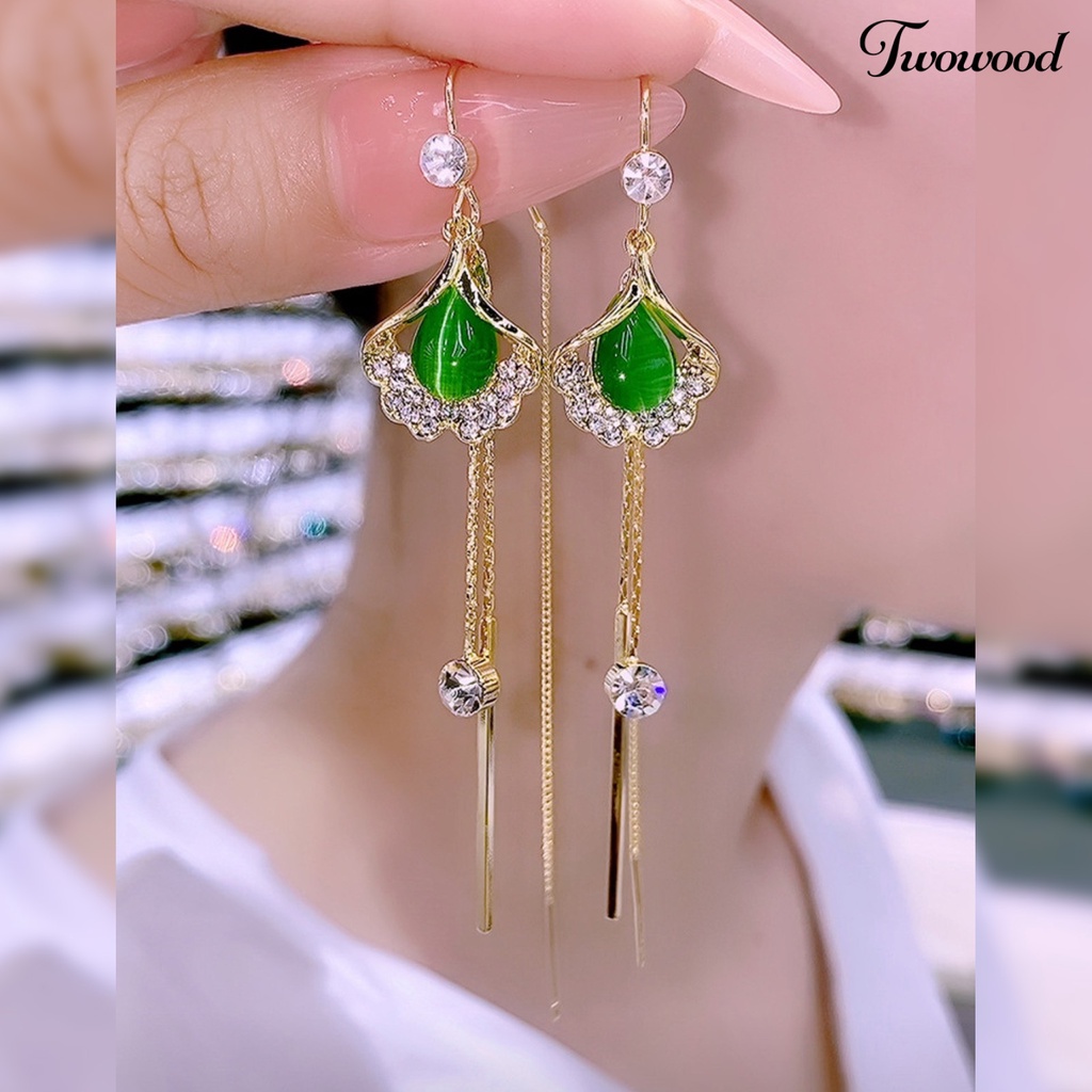 Twowood 1pasang Anting Rumbai Rumbai Bentuk Daun Berlian Imitasi Hias Bersinar Lurus Gantung Dekorasi Hypoallergenic Liontin Geometris Tindik Drop Earrings Perhiasan Aksesoris