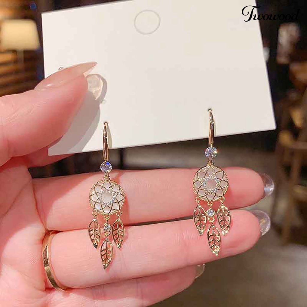 Twowood 1pasang Liontin Anting Geometris Berongga Keluar Glitter Dreamcatcher Bentuk Temperamen Daun Rumbai Berlian Imitasi Anting Perhiasan Aksesori