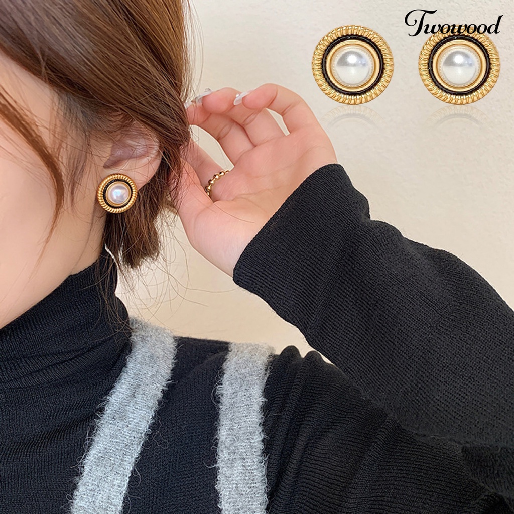 Twowood 1pasang Ear Studs Vintage Elegan Temperamen Putaran Cahaya Mewah Hias Hadiah Wanita Mutiara Imitasi Stud Earrings Perhiasan Aksesoris Populer