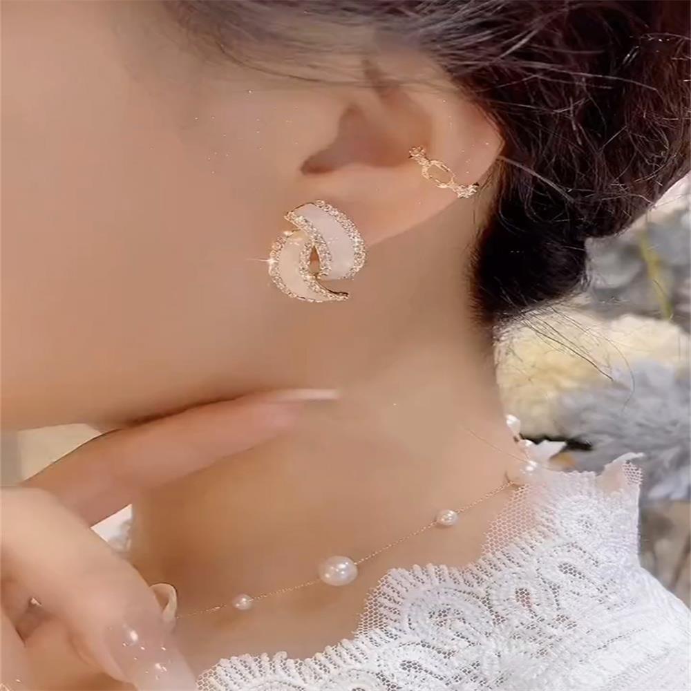 Desain Niche Indah Berlian Geometris Anting Tahun Baru Trendi Cahaya Mewah High-End Anting Gaya Keren