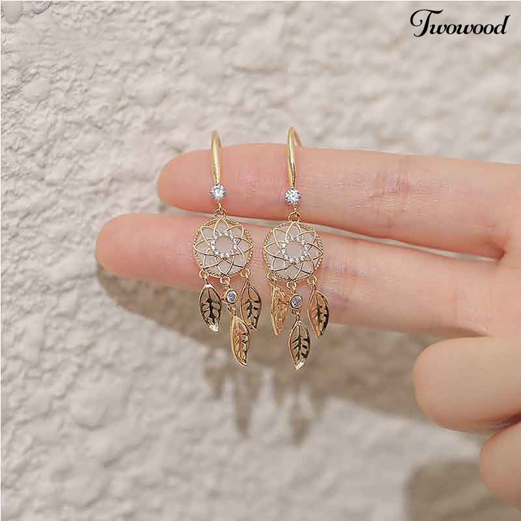 Twowood 1pasang Liontin Anting Geometris Berongga Keluar Glitter Dreamcatcher Bentuk Temperamen Daun Rumbai Berlian Imitasi Anting Perhiasan Aksesori